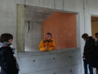 Le directeur dans la cuisine, pret a passer les plats.JPG