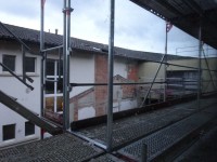 Passerelle et ancien batiment (vue d'une classe).JPG